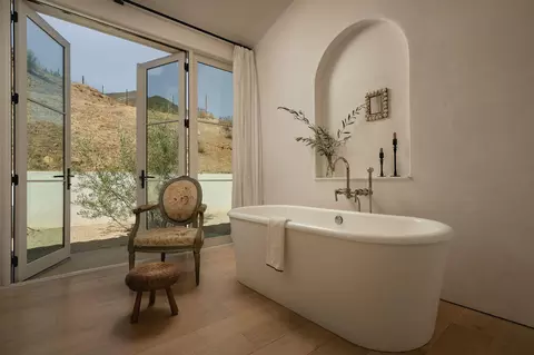 Bath - 2259 Mcnell Rd, Ojai, CA 93023 photo 2 of 8