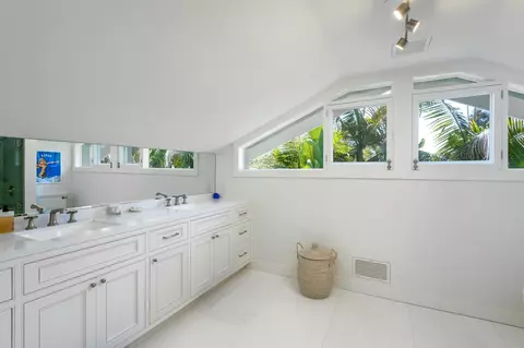 Bath - 145 Butterfly Ln, Montecito, CA 93108 photo 3 of 5