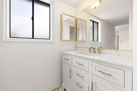 Bath - 2454 Manzanita Dr, Oxnard, CA 93033 photo 3 of 5