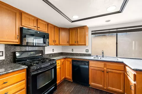 Kitchen - 2454 Manzanita Dr, Oxnard, CA 93033 photo 2 of 3