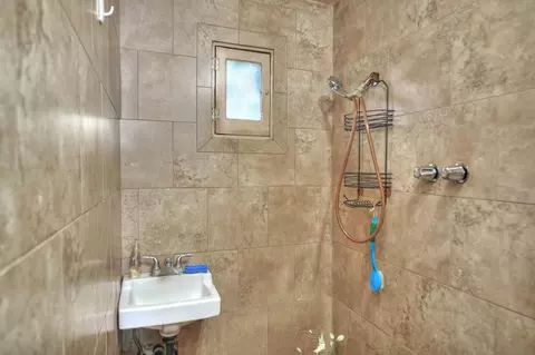 Bath - 4869 Carpinteria Ave, Carpinteria, CA 93013 photo 3 of 3