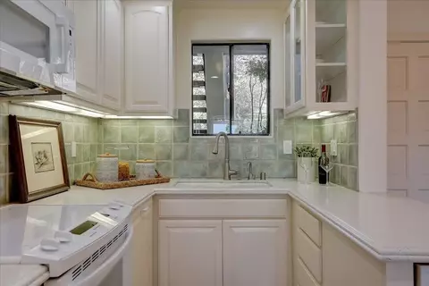 Kitchen - 3375 Foothill Rd #1112, Carpinteria, CA 93013 photo 3 of 3