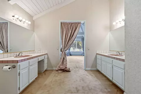 Bath - 921 Shokat Dr, Ojai, CA 93023 photo 2 of 5