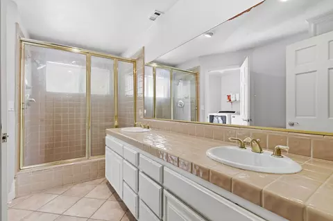 Bath - 921 Shokat Dr, Ojai, CA 93023 photo 3 of 5