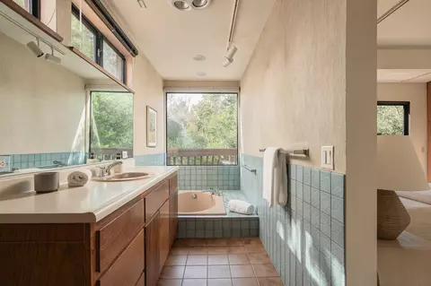 Bath - 910 Chelham Way, Montecito, CA 93108 photo 2 of 5