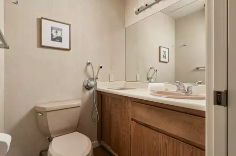 Bath - 910 Chelham Way, Montecito, CA 93108 photo 3 of 5