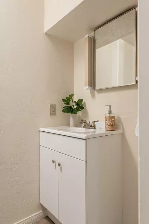 Bath - 910 Chelham Way, Montecito, CA 93108 photo 5 of 5