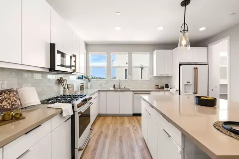 Kitchen - 1066 Canal St, Oxnard, CA 93035 photo 2 of 7
