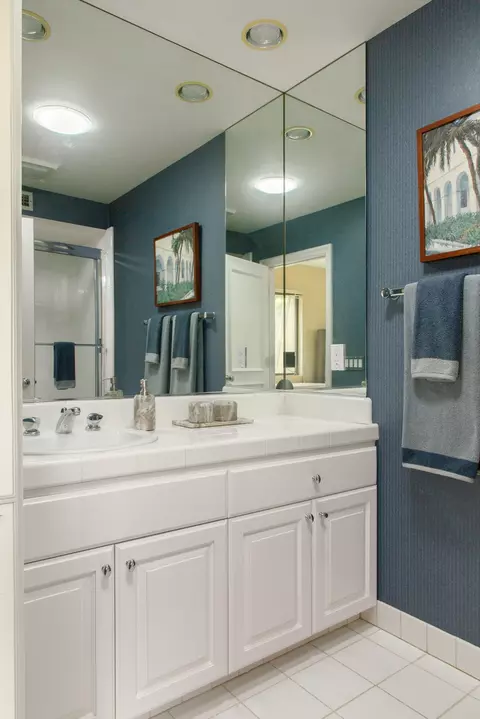 Bath - 1469 Edgecliff Ln, Montecito, CA 93108 photo 2 of 2