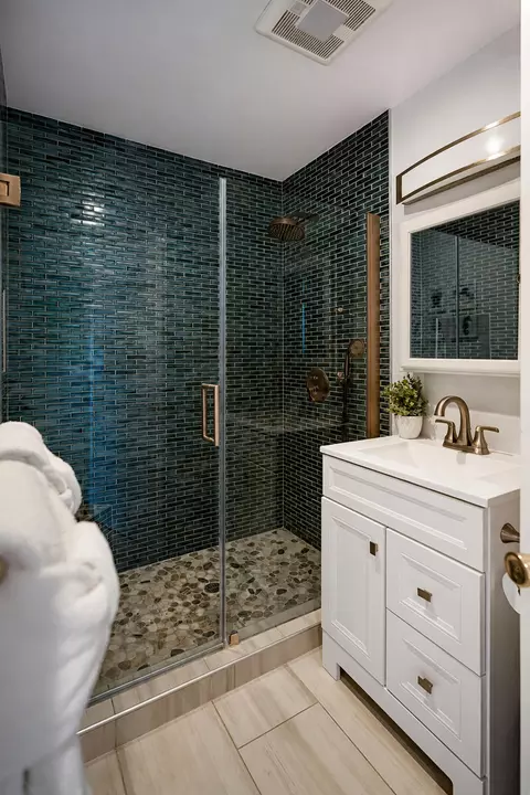 Bath - 4975 Sandyland Rd # 302, Carpinteria, CA 93013 photo 1 of 2