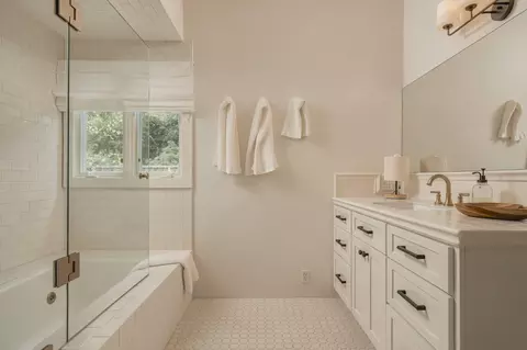 Bath - 1515 E Valley Rd #C, Montecito, CA 93108 photo 1 of 1