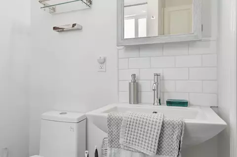Bath - 1387 Vallecito Pl, Carpinteria, CA 93013 photo 2 of 4