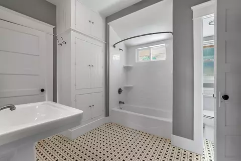 Bath - 533 Pine St, Solvang, CA 93463 photo 2 of 4