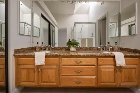 Bath - 901 Ruby Ave, Ventura, CA 93004 photo 5 of 5