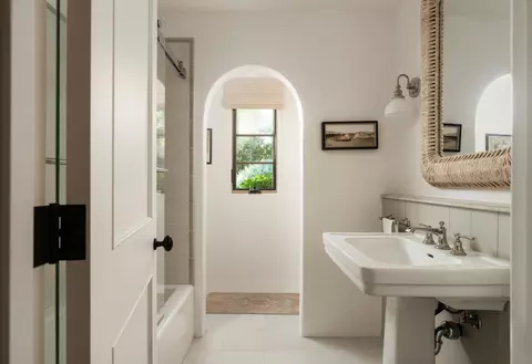 Bath - 830 Summit Rd, Santa Barbara, CA 93108 photo 2 of 4