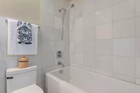 Bath - 220 Elm Ave #9, Carpinteria, CA 93013 photo 2 of 4