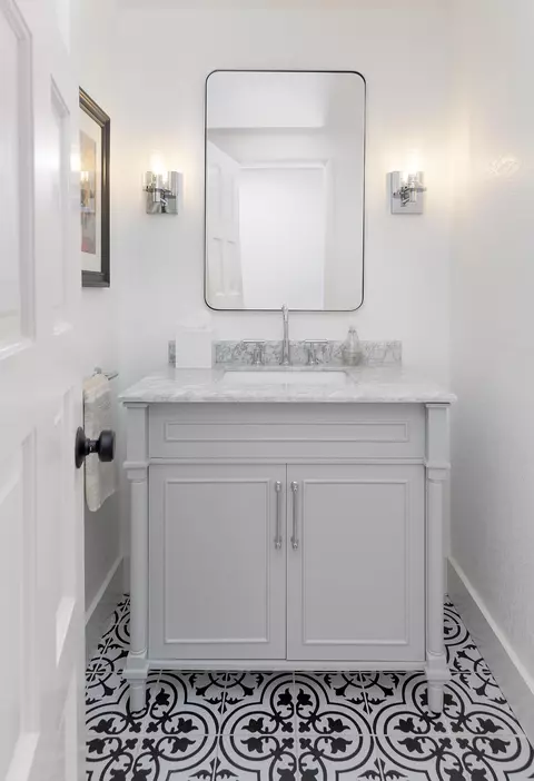 Bath - 9 E Quinto St, Santa Barbara, CA 93105 photo 3 of 3