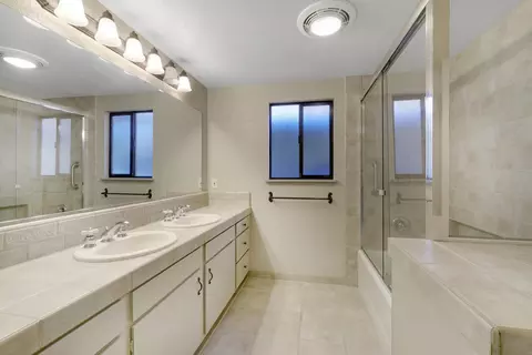 Bath - 926 Ranch View Ln, Solvang, CA 93463 photo 4 of 5