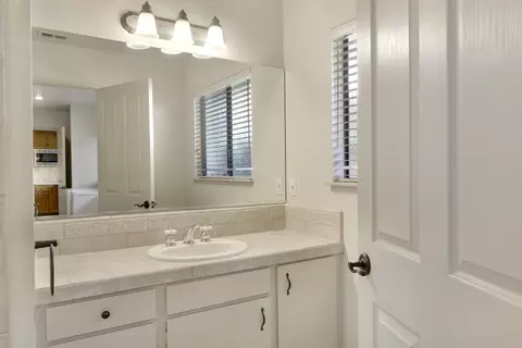 Bath - 926 Ranch View Ln, Solvang, CA 93463 photo 3 of 5
