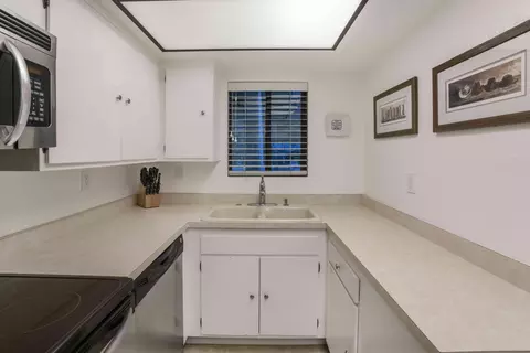 Kitchen - 3375 Foothill Rd UNIT 1132, Carpinteria, CA 93013 photo 2 of 2