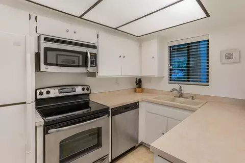 Kitchen - 3375 Foothill Rd UNIT 1132, Carpinteria, CA 93013 photo 1 of 2