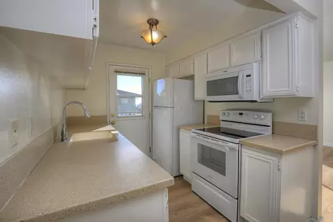 Kitchen - 5945 Hickory #4, Carpinteria, CA 93013 photo 3 of 3