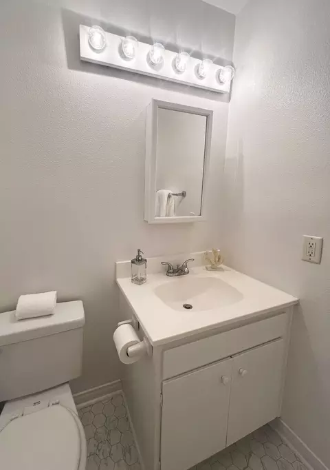 Bath - 4420 Catlin Cir UNIT C, Carpinteria, CA 93013 photo 2 of 2