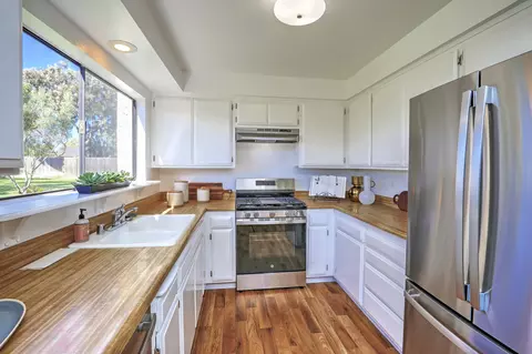 Kitchen - 4420 Catlin Cir UNIT C, Carpinteria, CA 93013 photo 2 of 2