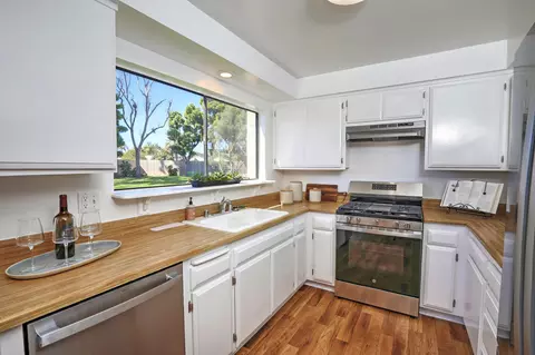 Kitchen - 4420 Catlin Cir UNIT C, Carpinteria, CA 93013 photo 1 of 2