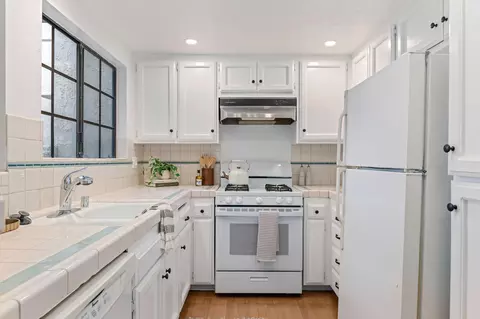Kitchen - 1230 Franciscan Ct #7, Carpinteria, CA 93013 photo 2 of 2