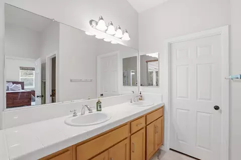 Bath - 521 Y Pl, Lompoc, CA 93436 photo 3 of 7