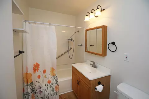 Bath - 4873 Rhoads Ave, Goleta, CA 93111 photo 3 of 4
