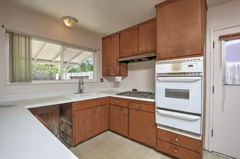 Kitchen - 4873 Rhoads Ave, Goleta, CA 93111 photo 2 of 3