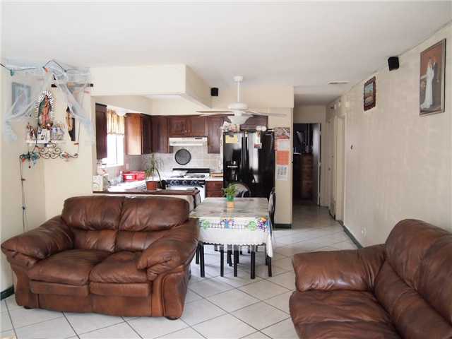 1040 Bartlett Dr, Vista, CA 92084 photo 2