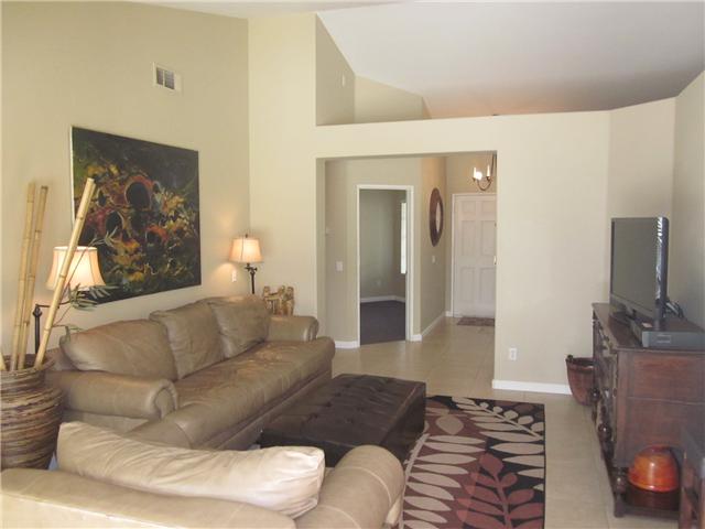 635 Creekside Ave, Oceanside, CA 92057 photo 2