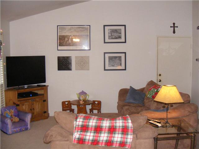 375 Roundtree Gln, Escondido, CA 92026 photo 2