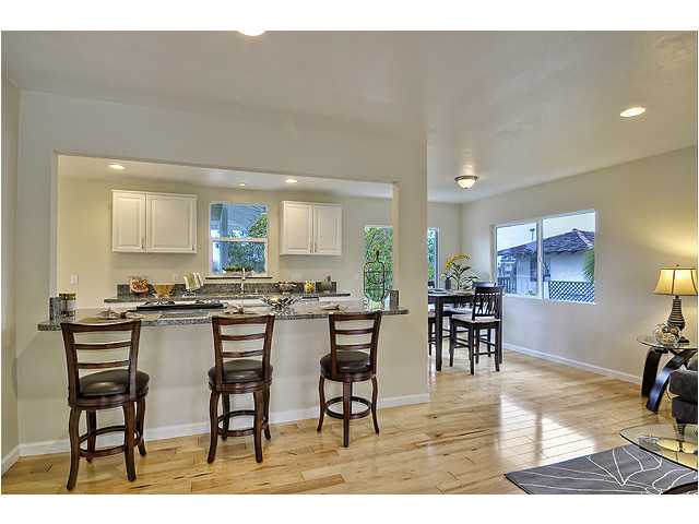 637 Brooks St, Oceanside, CA 92054 photo 2