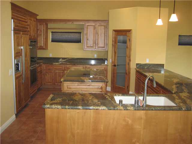 556 Hilbert Dr, Fallbrook, CA 92028 photo 2