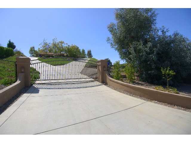 1433 Singletree Pl, Fallbrook, CA 92028 photo 2