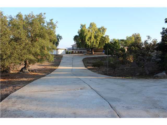 28707 Rolling Rock Rd, Escondido, CA 92026 photo 2