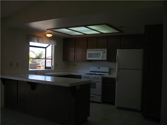 1560 Whispering Palm Dr, Oceanside, CA 92056 photo 2