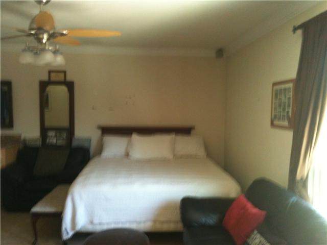 8010 Hatillo Ave, Winnetka, CA 91306 photo 2