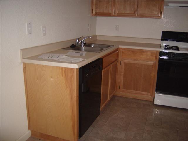 264 S Kenneth Ave, Kerman, CA 93630 photo 2