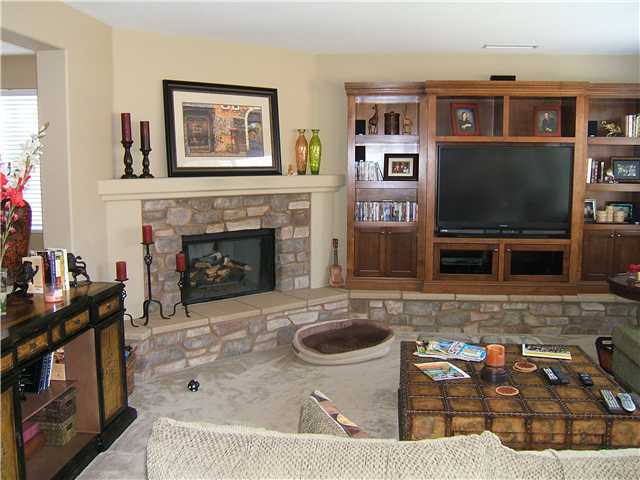 1009 Stratton Dr, Vista, CA 92083 photo 3