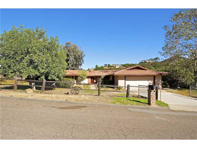 1252 Starview Dr, Vista, CA 92084 photo 2