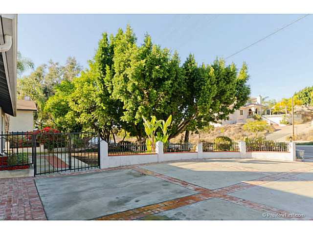 585 E Bobier Dr, Vista, CA 92084 photo 3