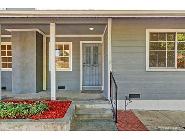 585 E Bobier Dr, Vista, CA 92084 photo 2