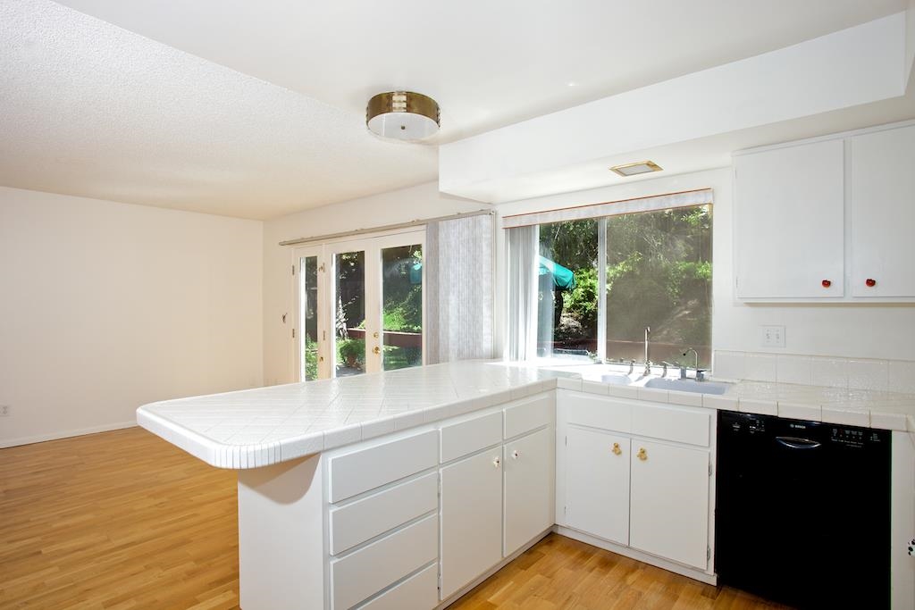 8761 Cliffridge, La Jolla, CA 92037 photo 6