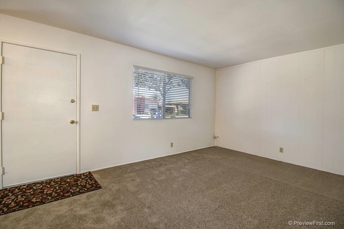 114 Magdalena Dr, Oceanside, CA 92057 photo 2