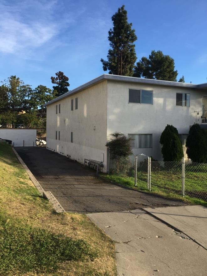 286 Alestar St, Vista, CA 92084 photo 2